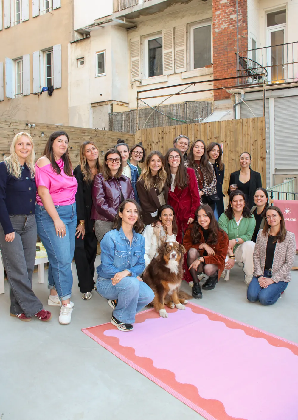Photo de groupe d'un afterwork en extérieur