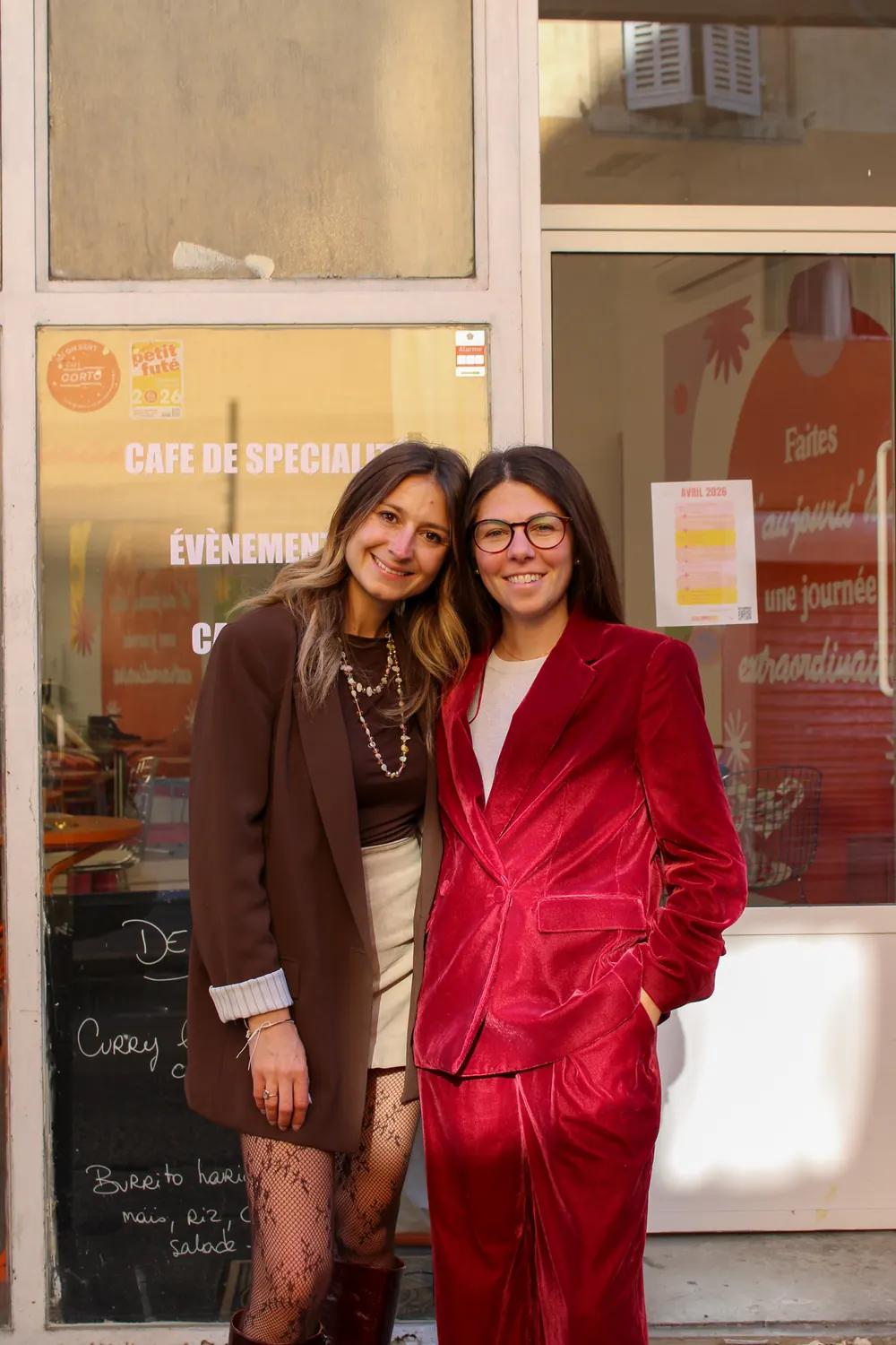Julie et Léa à l'entrée d'un afterwork