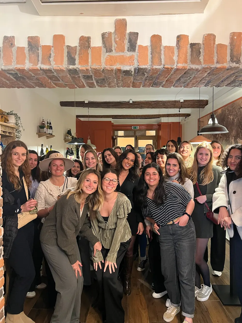 Photo de groupe d'un afterwork en intérieur
