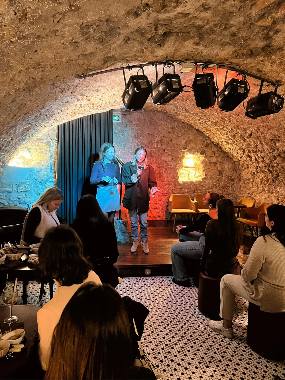 Afterwork dans une salle voûtée