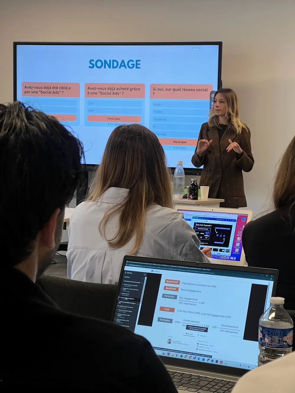 Atelier réseaux sociaux avec un sondage à l'écran