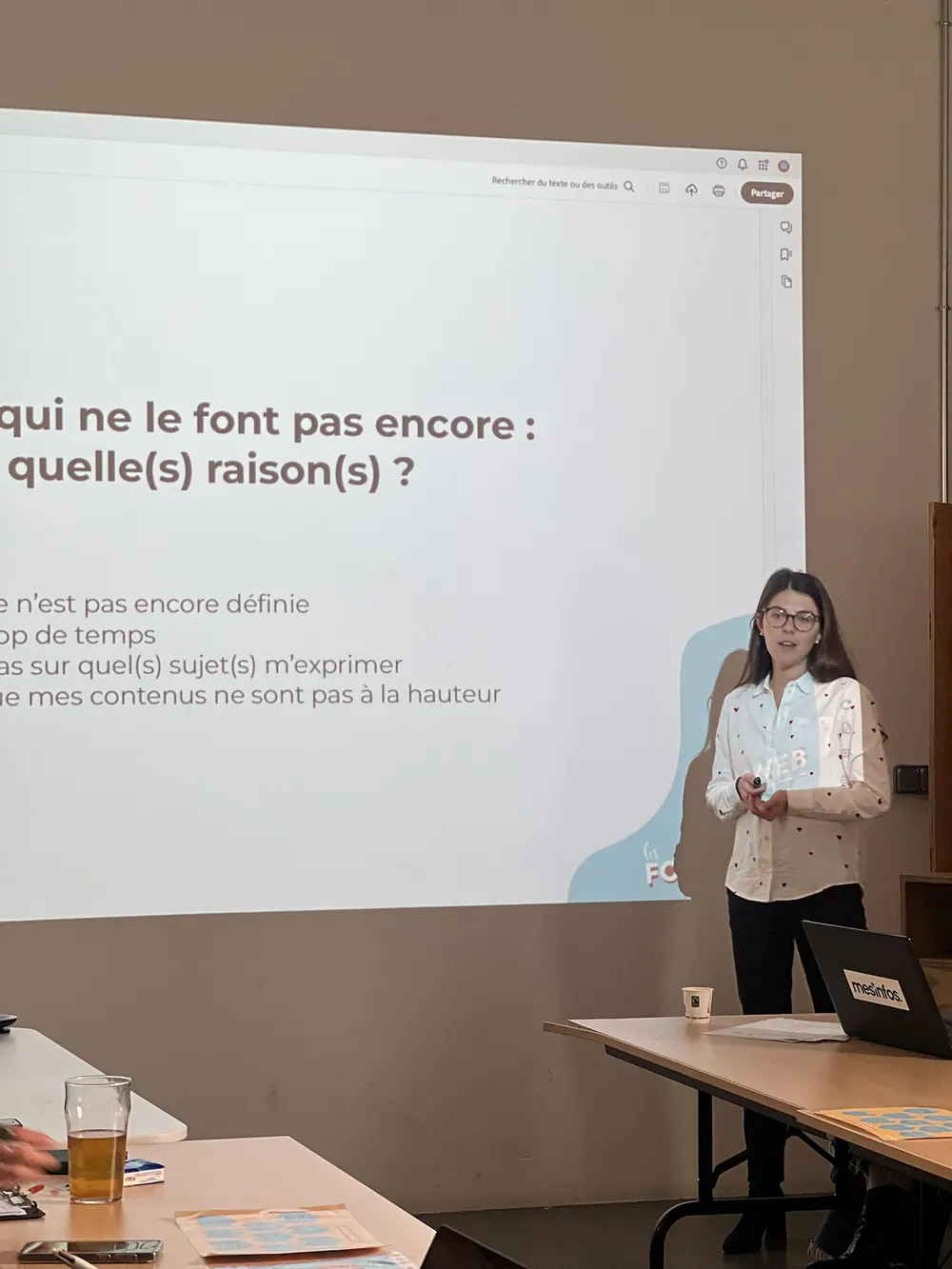 Intervention devant un écran de présentation